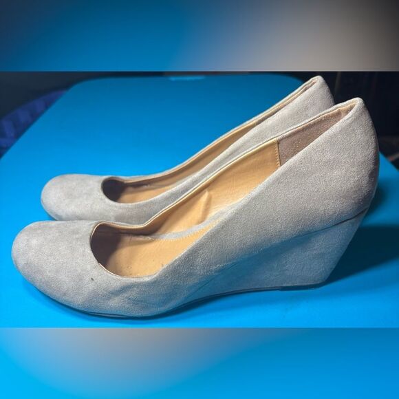 CL by Laundry Women's Suede Wedge Slip on Dress Pumps Shoes Taupe Womens Size 10 - Picture 6 of 10